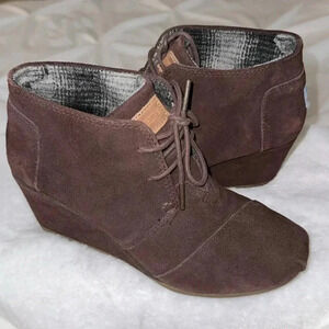 TOMS Suede Desert Wedge Booties Boots Size 8 Preppy Fall Winter Date Night